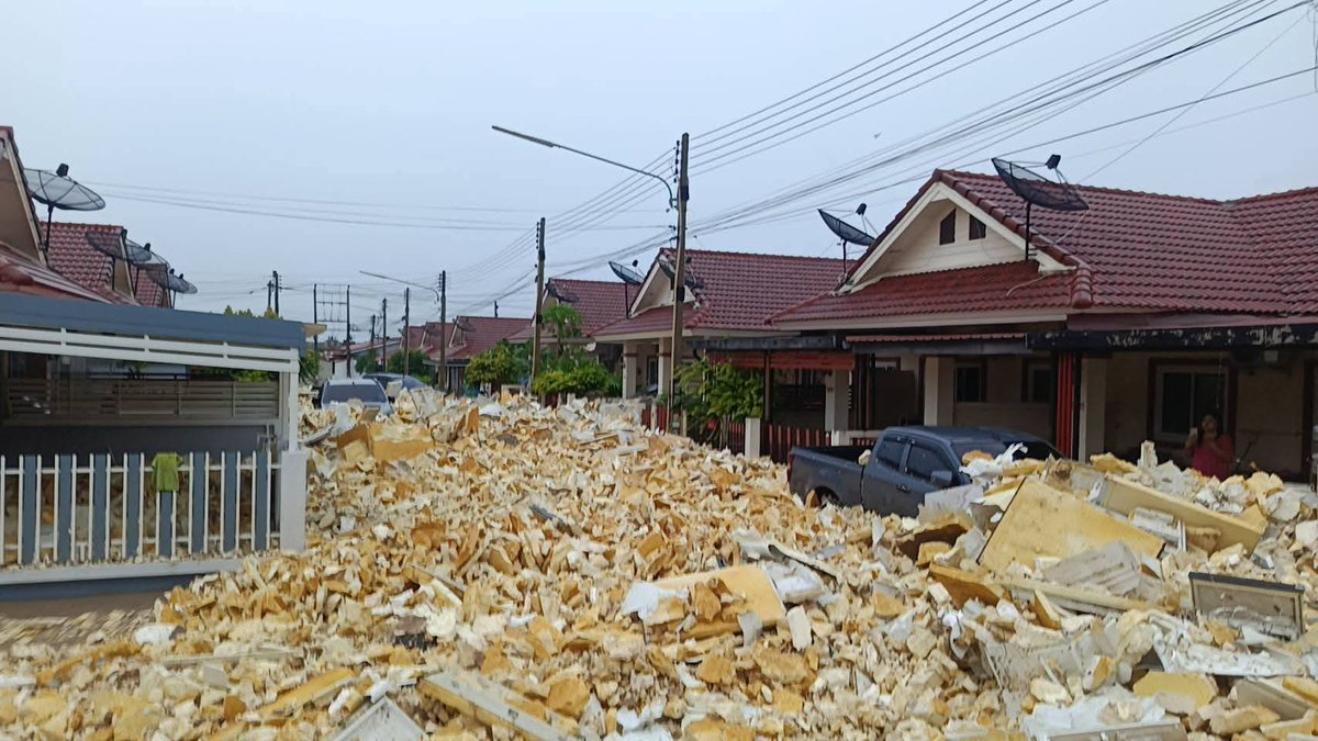 sirotek's tweet photo. ขยะรีไซเคิลถล่มหมู่บ้าน! ขลบุรีน้ำท่วมฝนถล่มไหลทะลักกำแพง📷 ขยะรีไซเคิลไหลเข้าหมู่บ้านบุญรักษาหมู่7ต.บ่อวิน จ.ชลบุรี จำนวนมาก📷📷

ขอบคุณข้อมูลจากกลุ่มกู้ภัยบ่อวิน https://t.co/WgJ1z8EOqC