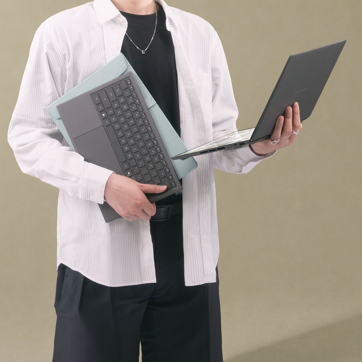 ASUSAU's tweet photo. Hands full? No problem. 
Take your #Zenbook everywhere and stay effortlessly stylish on the go. 
Learn More: https://t.co/r5g34ewBq9
 
#ZenLife #ASUS #DesignYouCanFeel https://t.co/7habiNrMzp