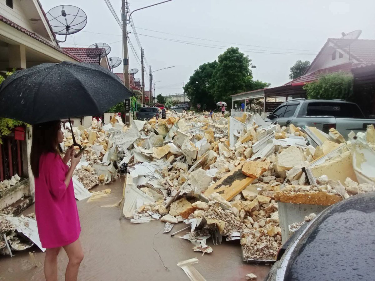 sirotek's tweet photo. ขยะรีไซเคิลถล่มหมู่บ้าน! ขลบุรีน้ำท่วมฝนถล่มไหลทะลักกำแพง📷 ขยะรีไซเคิลไหลเข้าหมู่บ้านบุญรักษาหมู่7ต.บ่อวิน จ.ชลบุรี จำนวนมาก📷📷

ขอบคุณข้อมูลจากกลุ่มกู้ภัยบ่อวิน https://t.co/WgJ1z8EOqC