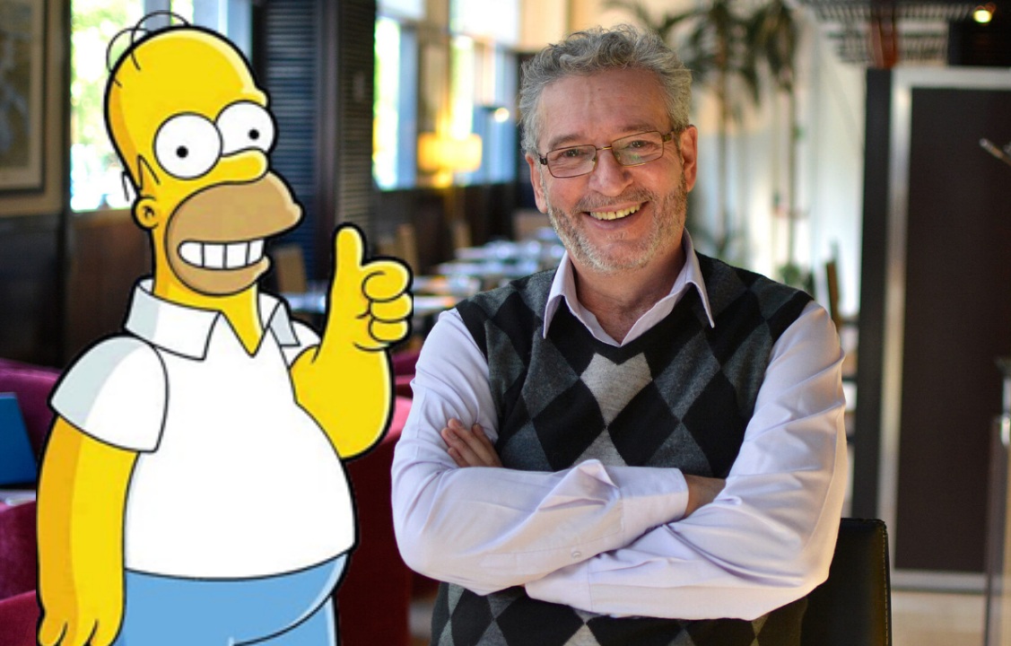 SimpsonDoblaje's tweet photo. Carlos Ysbert cumple 70 años, y también se cumplen 25 años de la primera vez que dobló a Homer Simpson.

Muchas felicidades y gracias por tu trabajo. Pocos se habrían atrevido a asumir el reto de sustituir una voz tan importante, y tú estuviste a la altura.

Que sean muchos más. https://t.co/AmmOzZbHnv