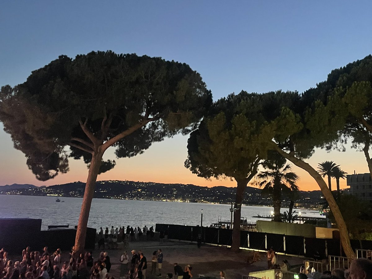 MarikaRoman's tweet photo. Début des festivals dans la mythique Pinède de #JuanLesPins
Hier soir #RockNRolla 🎸
Queen tribute show 🎵🏝️🔥 https://t.co/H86nTdsMB4