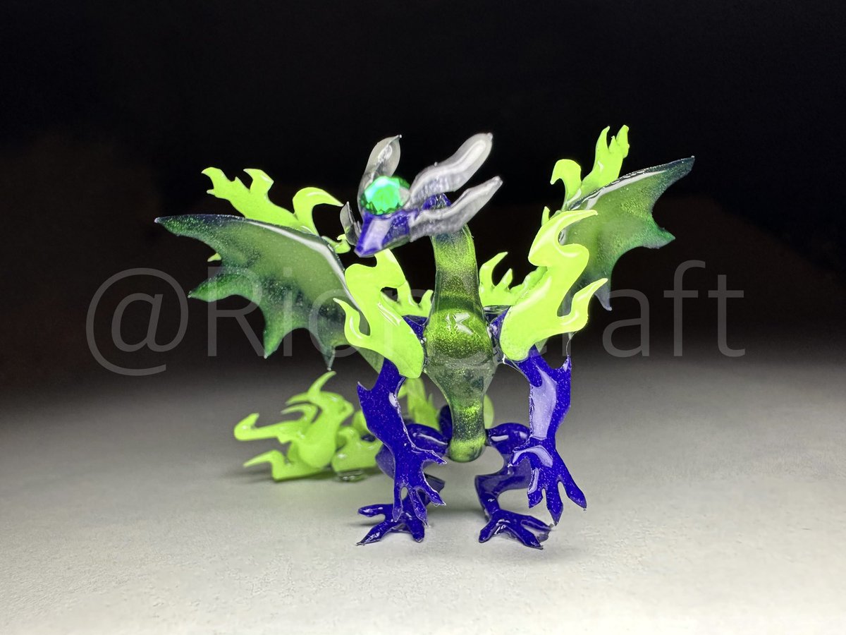 Rion_craft's tweet photo. 燐光ドラゴンを制作しました！！

紫と黄緑色のドラゴンです🐉
暗い場所で炎の様な部分が光ります✨
良い感じ自立させる事が出来たので満足です☺️

#マステドラゴン https://t.co/9ruraO12ti