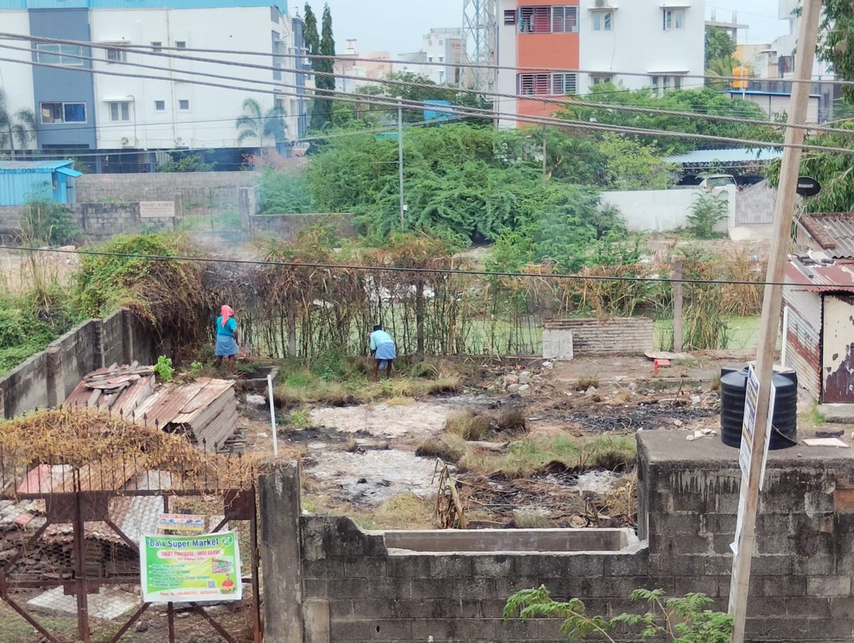 PrestigePadman1's tweet photo. Opposite to my friend's home in Brindavan Street 3rd Cross Srinivasa Nagar Madipakkam... There is plot clearing by setting fire without any permission and in an unsafe manner.. please take immediate action @chennaicorp @CMOTamilnadu @chennaipolice_ #Combustion #Unsafe https://t.co/b5tL4hX0PS