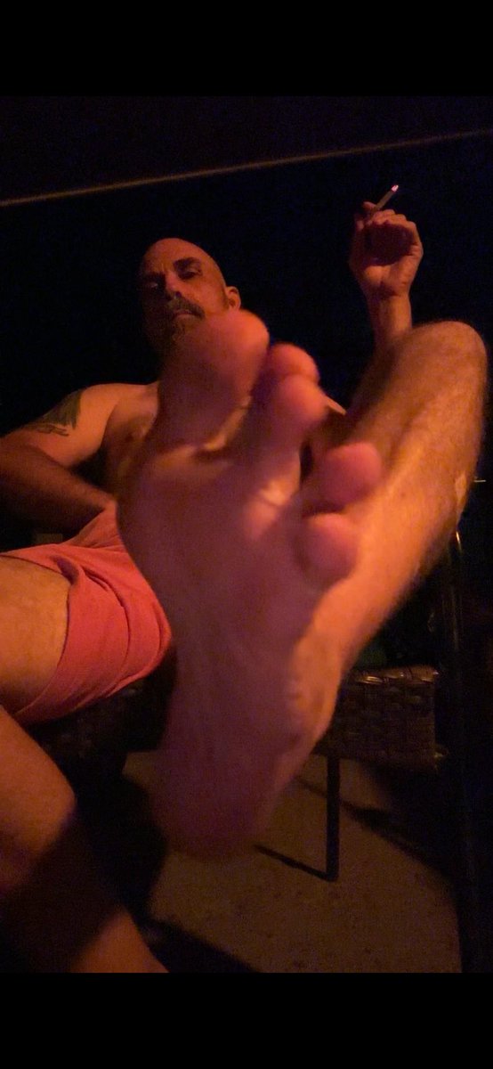 OtterdaddyKC's tweet photo. Why do my toes look weird 😂 #feet #smoker #bator https://t.co/mbWyjNmFU9