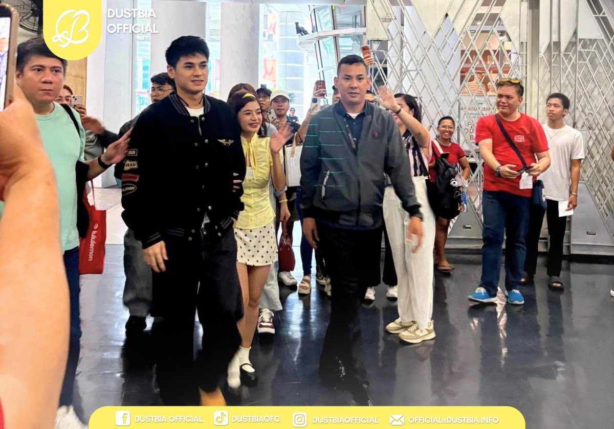 dusbiofc's tweet photo. 𝐃𝐔𝐒𝐓𝐁𝐈𝐀 𝐋𝐎𝐕𝐄, 𝐀𝐂𝐓𝐔𝐀𝐋𝐋𝐘.. 💛

Dustin and Bianca have officially arrived at the TicketNet Box Office, Yellow Gate, Araneta Coliseum!

Cheffies, if you’re nearby, this is your chance to join us for the first day of ticket selling for #DustBiaLoveActually. See you there!