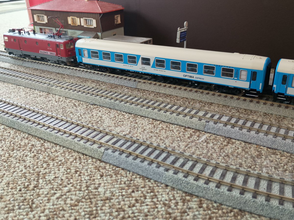 Yochan_Bahn's tweet photo. Optima Express
マケドニア🇲🇰の水白/紺白の寝台車を中心に、ブルガリア🇧🇬の赤白の食堂車/寝台車を加えた編成に仕立ててみました。後方は自動車輸送用有蓋貨車。
#東欧チャンピオンカーニバル
#国境なき運転会
#欧州型H0よ
#night_train_Collection
#OptimaExpress
#鉄道模型
#HOゲージ https://t.co/07Xr68EEdM