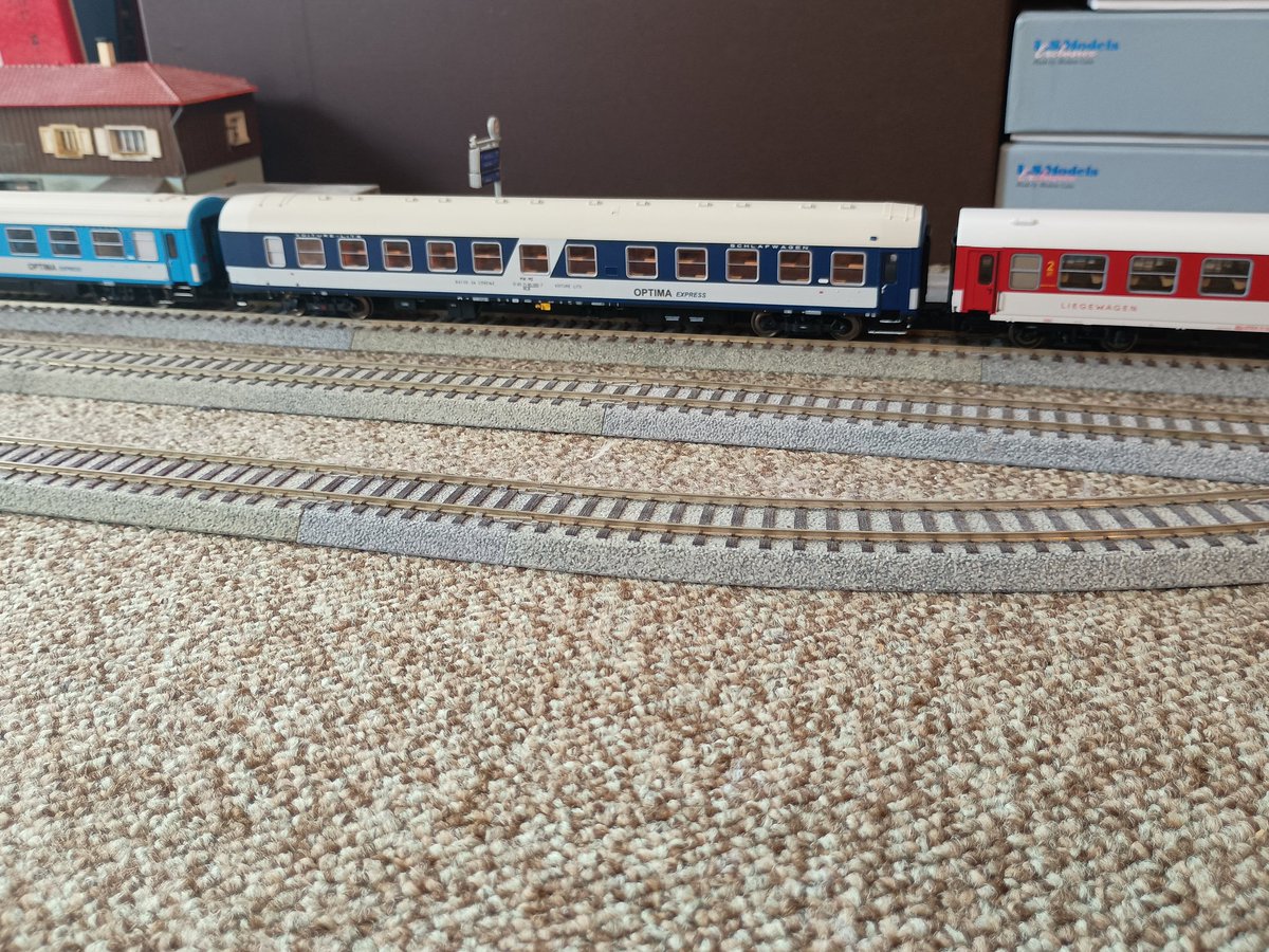 Yochan_Bahn's tweet photo. Optima Express
マケドニア🇲🇰の水白/紺白の寝台車を中心に、ブルガリア🇧🇬の赤白の食堂車/寝台車を加えた編成に仕立ててみました。後方は自動車輸送用有蓋貨車。
#東欧チャンピオンカーニバル
#国境なき運転会
#欧州型H0よ
#night_train_Collection
#OptimaExpress
#鉄道模型
#HOゲージ https://t.co/07Xr68EEdM