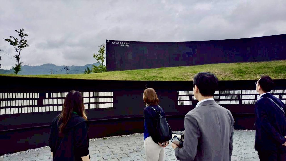 hitoshiaono's tweet photo. 🔳《視察2日目》7月2日

公明党京都市会議員4名で、釜石「鵜住居(うのすまい)復興スタジアム」と「祈りのパーク」を視察いたしました。

🔸スタジアムでは、震災による壊滅的な状況から復旧・復興への希望をラグビーワールドカップ誘致に照準を定め国際試合開催実現まで、市民が一丸となって取り組まれた歩みを職員の方が熱意を持って語ってくださり深く胸を打たれました。
🔸祈りのパークでは、「釜石の奇跡」と称された「津波てんでんこ」を当時中学2年生で体験されたご本人が、震災の伝承者として運営に携わっておられ、そのお話から、根拠に基づく確信ある防災教育の重要性を改めて実感いたしました。
🔸三陸鉄道の視察と合わせ、東日本大震災からの復旧復興は支援の力や制度の整備などは欠かせないけれども、その原点は、希望を諦めない人の力と、人と人との絆・支え合いに尽きると深く心に刻みました。
🔸 この学びを、京都市の防災、まちづくり、地域コミュニティの再生にしっかりと活かしてまいります。
#釜石市鵜住居復興スタジアム 
#釜石市祈りのパーク防災教育