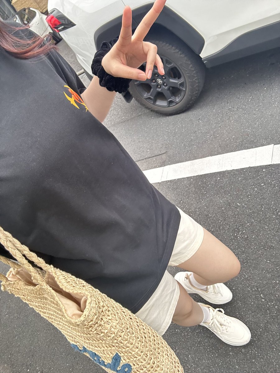 nayugon0331's tweet photo. ゼンジン黒Tに白い半ズボンといういたってシンプルな格好です見つけて😆
15時半すぎに会場着きます！
髪色は赤紫みたいな赤茶みたいな https://t.co/ggLSWjzFfK