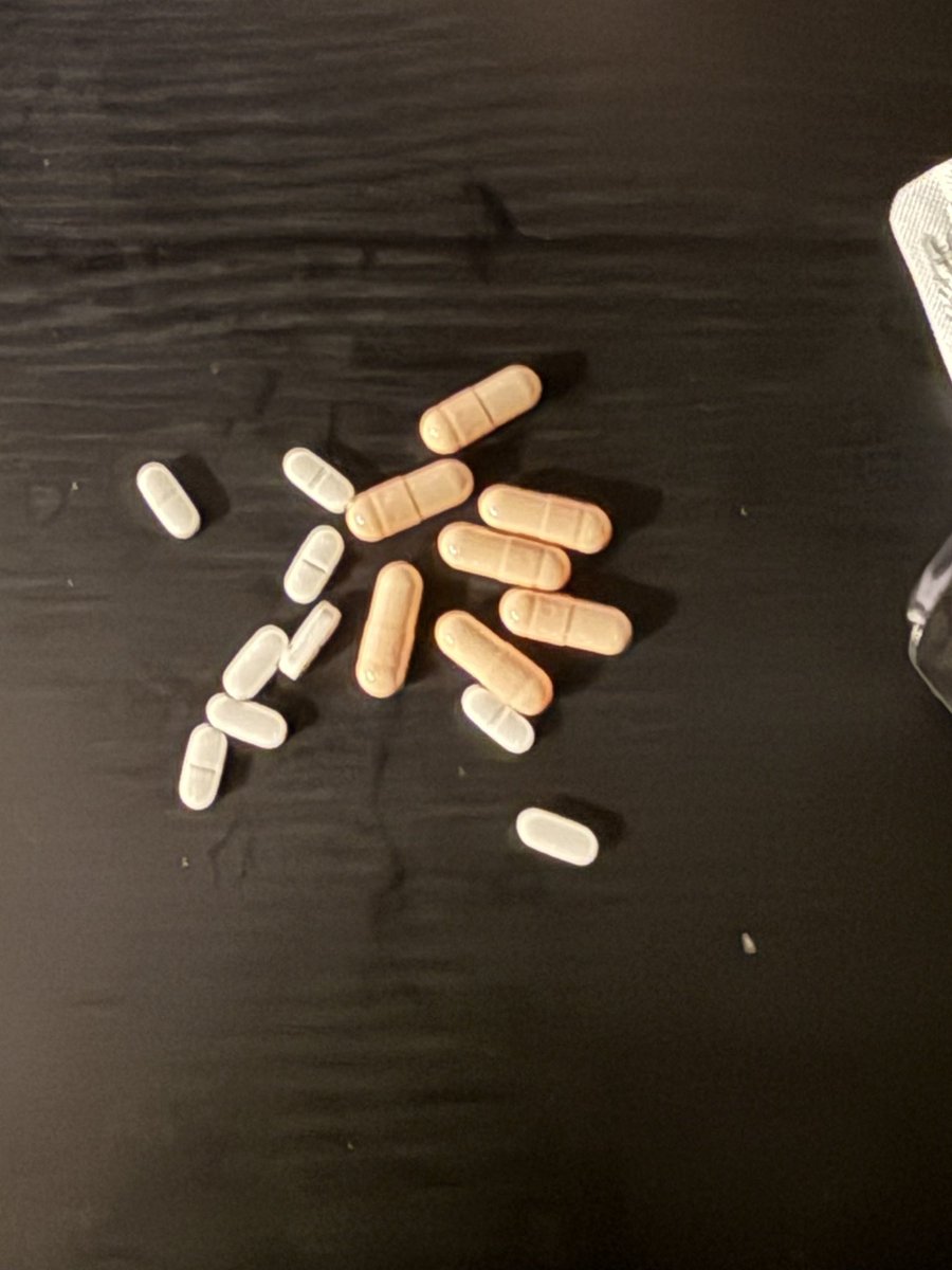 BabusCivW's tweet photo. 我的腦子已經被舍曲林和酒精弄壞了誰能去救救那個還沒有變成弱智的我 https://t.co/i9esmaKejq