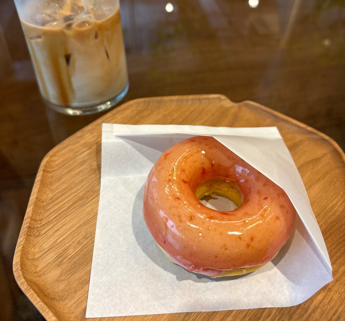 miax7x's tweet photo. 先日前から行きたかったお店へ。艶々ドーナツ🍩🌸 https://t.co/KxDDyKFx2Z