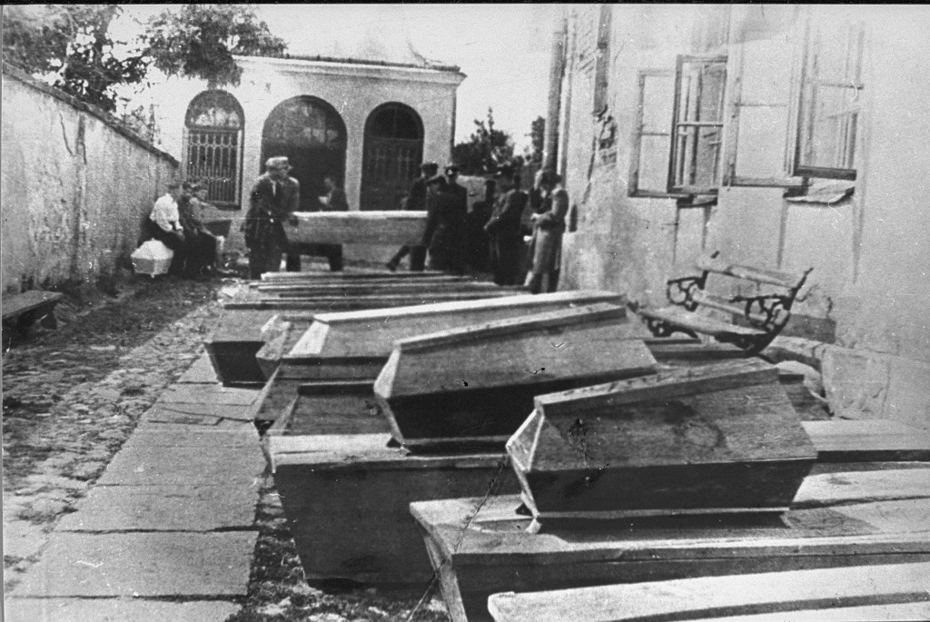 falledlenin's tweet photo. 04.07.1946 відбувся єврейській погром в польському м.Кельце. 42 євреї було вбито включно з жінками та дітьми, ще 40–80 поранено. Це масове вбивство стало каталізатором еміграції євреїв з Польщі в 1946–47. У 2026 депутати цього міста вимагають перейменувати вул.Бандери у Вінниці. https://t.co/lZA6DdZddP