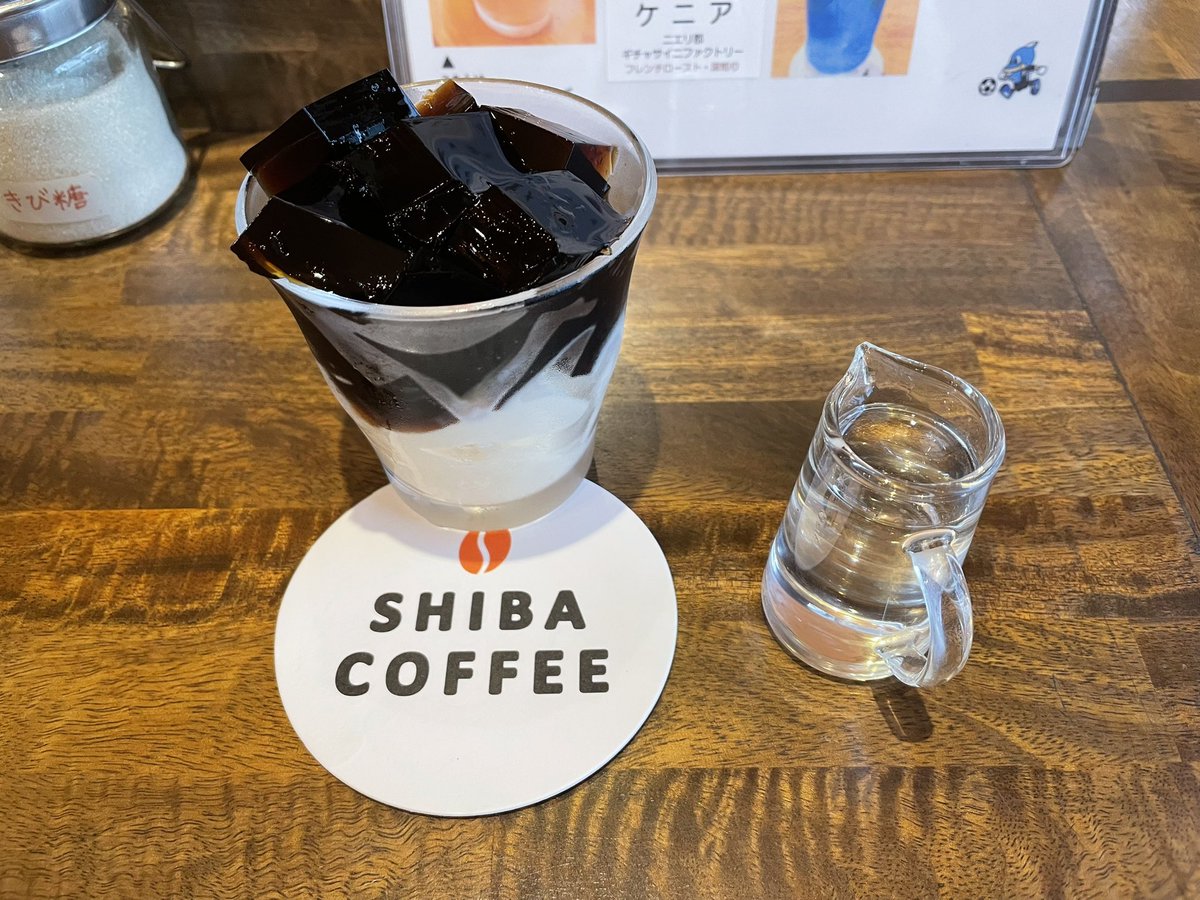 kazuyuki_shiba's tweet photo. 2026/27シーズン始まる前に #SHIBACOFFEE (@shibacoffee )で、マスターとお客さまと #川崎フロンターレ、#V・ファーレン長崎 の情報交換。
お客さまには、11月の試合での『長崎に来てちょうだい』を確りアピール。
夏季限定メニューをいただきました https://t.co/l46WcH0oi6