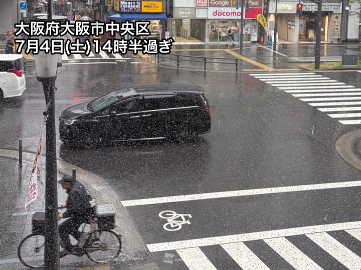wni_jp's tweet photo. ＜大阪など夕方にかけて土砂降りの雨に注意＞
梅雨前線の雨雲が東に広がっていて、近畿でも午後になり本降りの雨になってきました。
夕方にかけて雨のピークとなり、一時的に強く降る所がある見込みです。
https://t.co/8PH5SZx54v https://t.co/LKPPjyTMYk