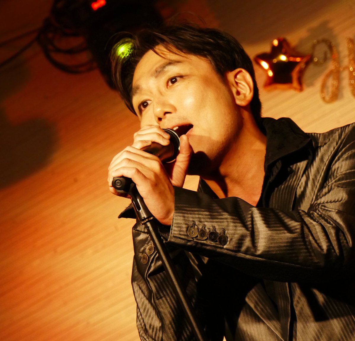 rukix93hws's tweet photo. さて、
#強くなったぜニューステージ 
プレイバックも最後。
もちろんワイです。

もう１ヶ月経ったのか…。
本当に皆様、ありがとうございました🙇

普段は自身で企画するのは、
コンセプト系のライブが多かったりするし、昨年からの事、コロナ禍前や、自分の好きな物を詰め込んだ時、こちらのセトリとなりました。
今回、撮影でご協力下さった、富澤さんにアレンジして頂いたオリジナルもそう。
あと、やはりロボソンは何らかの形で入れたいと思っておりました。

大地君とのコラボは、方やロボソン、方や特撮という間柄で付き合いがあるのだけれど、日暮里時代のうちらって、こんな感じあったよなあと想いながら、この曲をお願いしました。
(曲はFree！だけど。いや、マモと信長だし、彼らガンダムだし（笑）)

というわけで、この日のセトリ御品書は、
♪Re:Start(焼きたてじゃパン)
♪Open The Journey(オリジナル・1half)
♪きっと忘れない
(Free！キャラソン・大地君とコラボ)
♪松本保典さん主演ロボソンメドレー
(ナイトガンダムSE→アイアンリーガー→Don't look Back(ボーグマン)→太陽の翼(ファイバード))
♪希望の彼方へ(GRANRODEOアルバム曲)
でした。

本当にありがとうございました！