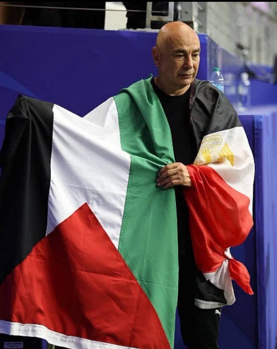 CucchiRiccardo's tweet photo. Qualcuno si ricorda della #Palestina, dei suoi morti, delle centinaia di calciatori uccisi dalle bombe israeliane. Naturalmente non è la #Fifa. È Hossam Hassan il CT dell' #Egitto che si è qualificato agli ottavi di finale. https://t.co/Z8UGc4RuKg