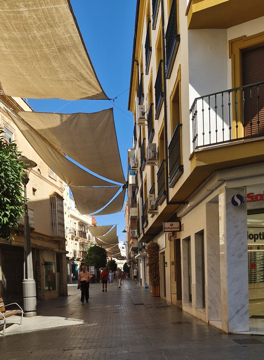 AndujarExpres's tweet photo. Buenos días Andújar, estamos en plena ola de calor ya que la temperatura máxima será de 42°C. Habrá alerta naranja desde las 12 a las 21 horas. Por favor cuídense mucho y se expongan al sol. Os deseamos feliz sábado. https://t.co/68JVlGPedR