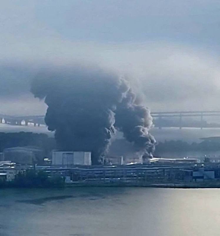 AmourskyCyrille's tweet photo. 🔥🇷🇺 Saint-Pétersbourg brûle.

Des drones ont frappé, dans la nuit, le terminal pétrolier de Saint-Pétersbourg, selon l’analyse OSINT d’Astra. 

L’installation, située près du Grand port, est un nœud clé pour le transbordement du pétrole et des produits pétroliers.

Guerre en 2j. https://t.co/3TVuOAGsOx