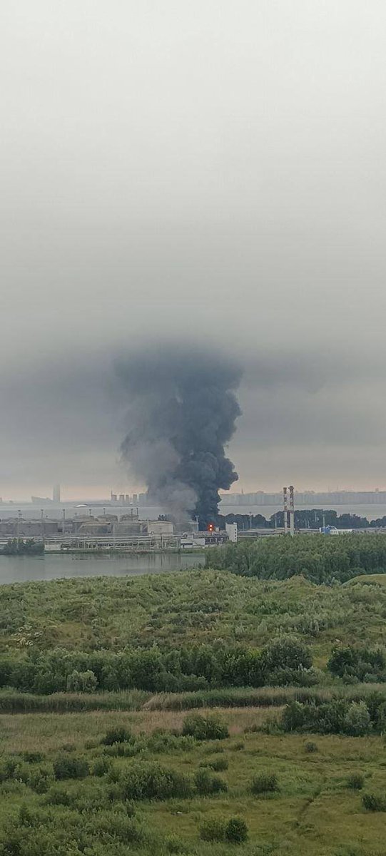 AmourskyCyrille's tweet photo. 🔥🇷🇺 Saint-Pétersbourg brûle.

Des drones ont frappé, dans la nuit, le terminal pétrolier de Saint-Pétersbourg, selon l’analyse OSINT d’Astra. 

L’installation, située près du Grand port, est un nœud clé pour le transbordement du pétrole et des produits pétroliers.

Guerre en 2j. https://t.co/3TVuOAGsOx