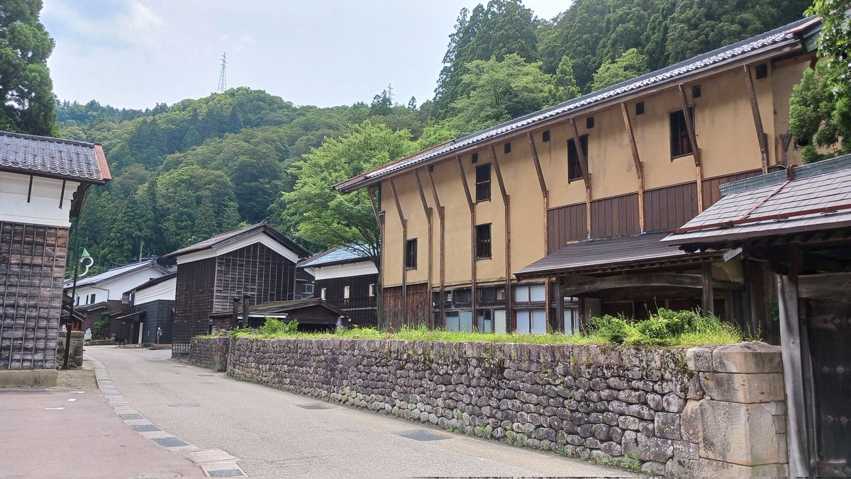 NuttsoLeicht's tweet photo. 白山市白峰
標高およそ500mの山奥にある山村。古い町並みが残っており、国の重要伝統的建造物群保存地区に指定されている。山村なのに宿場のような密集した集落形態が特徴的。また温泉宿も多く、温泉街としての顔も持つ。 https://t.co/oIrNKCis3A