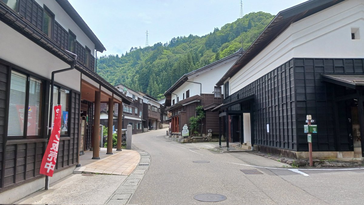 NuttsoLeicht's tweet photo. 白山市白峰
標高およそ500mの山奥にある山村。古い町並みが残っており、国の重要伝統的建造物群保存地区に指定されている。山村なのに宿場のような密集した集落形態が特徴的。また温泉宿も多く、温泉街としての顔も持つ。 https://t.co/oIrNKCis3A