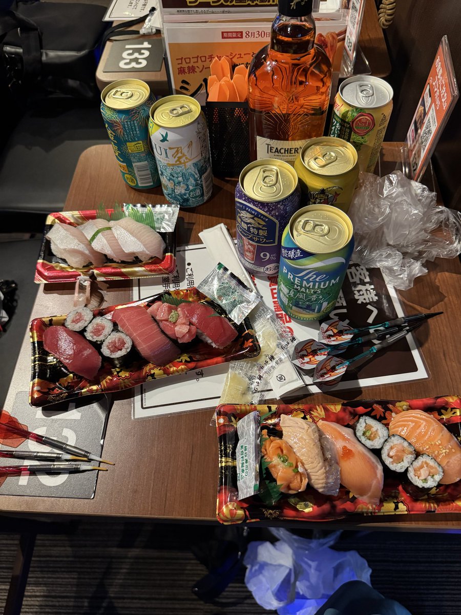 smart_yp's tweet photo. 寿司食いながらダーツしています🍣 https://t.co/c7u1PVt0KA