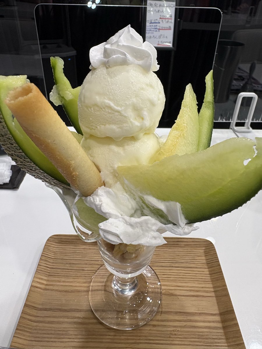 enchan447's tweet photo. 今日のデザート。メロン🍈パフェ。
#異世界飯 https://t.co/Ob6fd2JrjP
