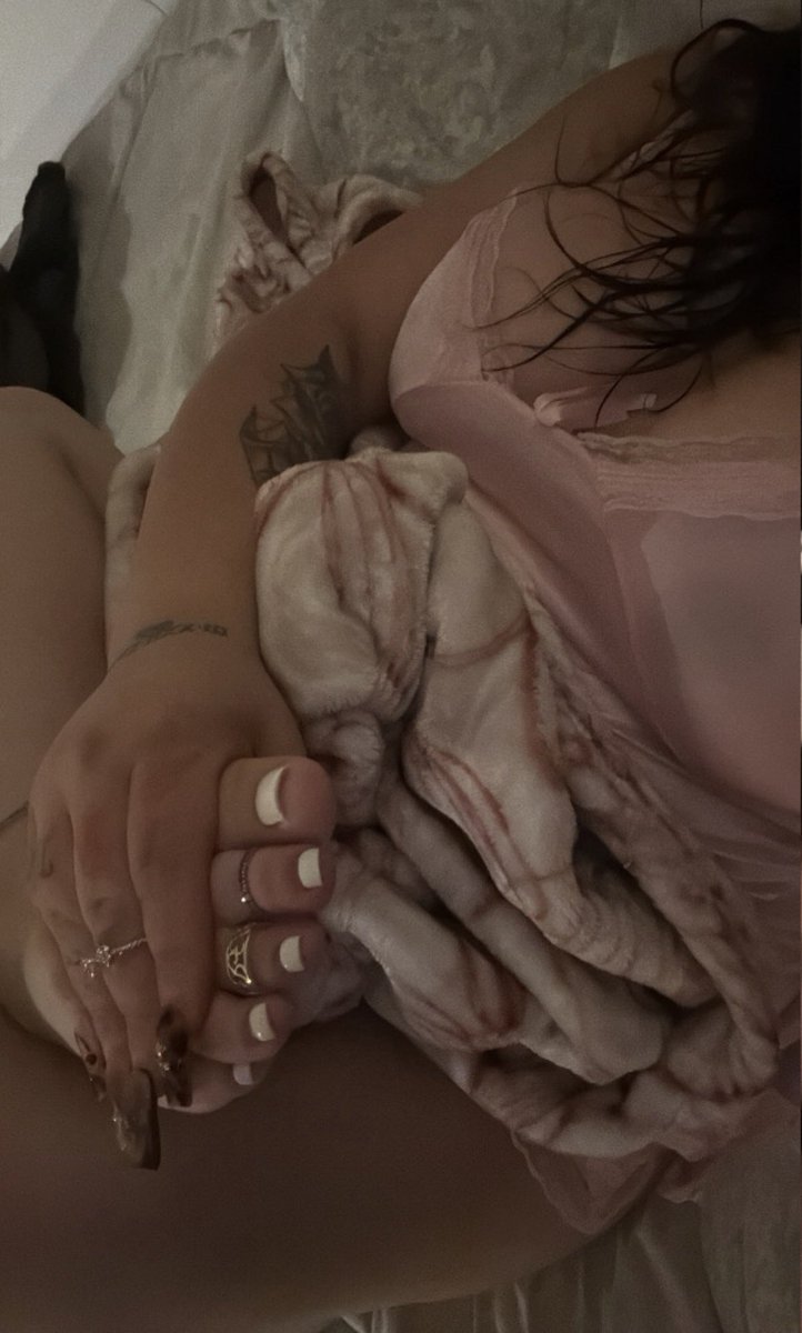 pressurebabyoxo's tweet photo. #whitetoes #toesrings #chudai 👣💕 https://t.co/1A1lpXpFA5