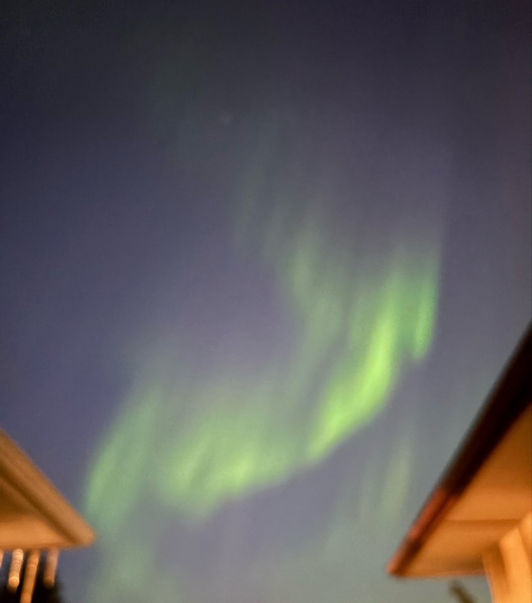 gloomhag's tweet photo. Northern lights right outside my house yeah that’s right https://t.co/hY2IPL6UbE