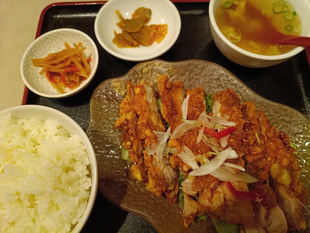 takahashi_xcx's tweet photo. 豊中の中華屋で油淋鶏定食をいただいておりましたら、松崎しげる歌唱の西武ライオンズ球団歌「地平を駈ける獅子を見た」が流れておりました。 https://t.co/XKqlUU8sAW
