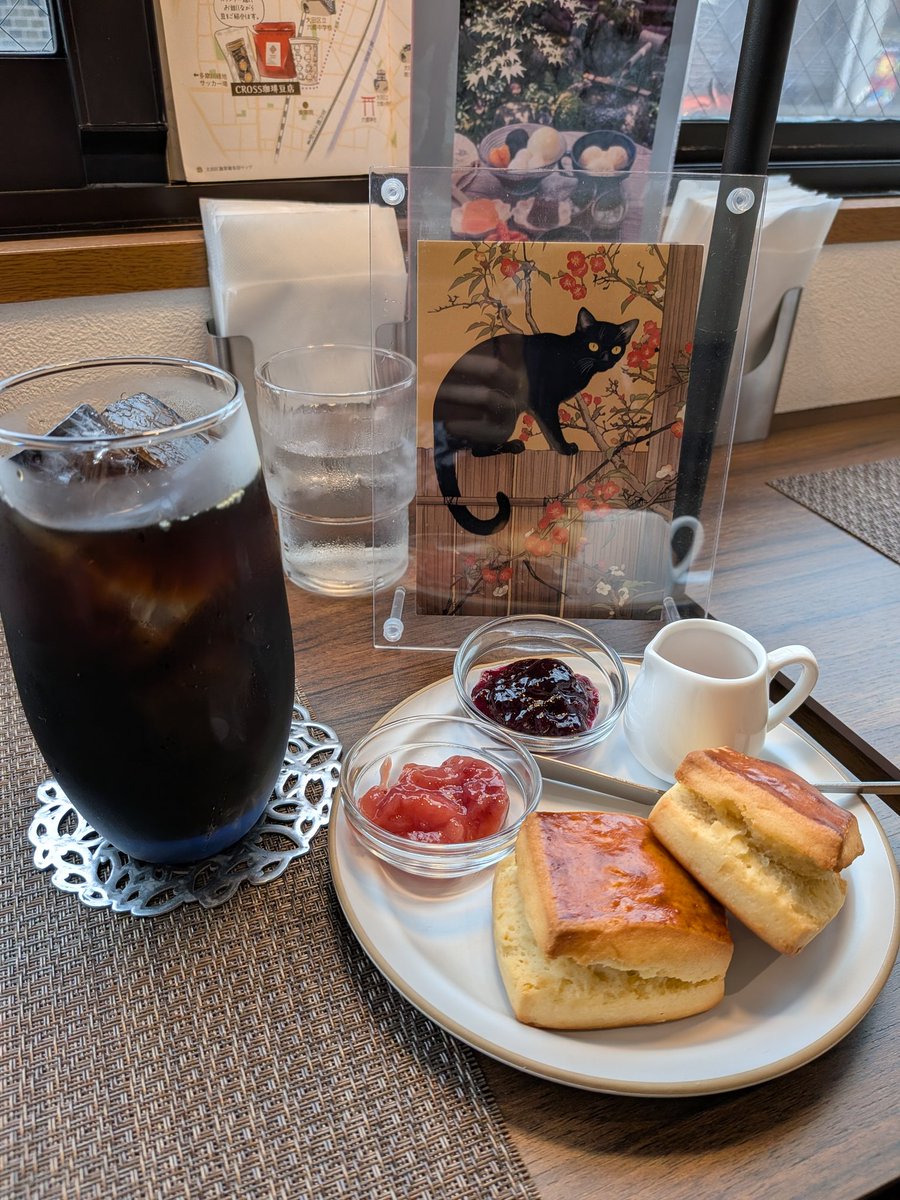 dokabaki's tweet photo. 猫ちゃんグッズがあるカフェ
蒸し暑いのでアイスコーヒーが美味しい
ここ1.2年でうちの近所にカフェがどんどん増えていて細やかな楽しみの一つになっている https://t.co/2PUU0E1e8k