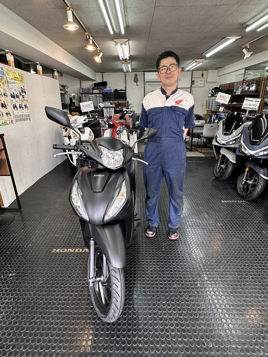 piyopiyotan0620's tweet photo. ついに納車⸜(*ˊᗜˋ*)⸝🎊
新基準原付 HONDA Dio 110 Lite🛵💨
いつもお世話になってるホンダ ビークルハウス戸塚店で新車と一緒にお店の方を📸パシャリ✨
とても親切なお店です❣️
店頭に並ぶ今まで乗ってた DUNK‼️
綺麗に乗ってたなぁ〜😊
#dio110lite
#新基準原付
#ホンダビークルハウス戸塚店 https://t.co/OX6jghIRIf