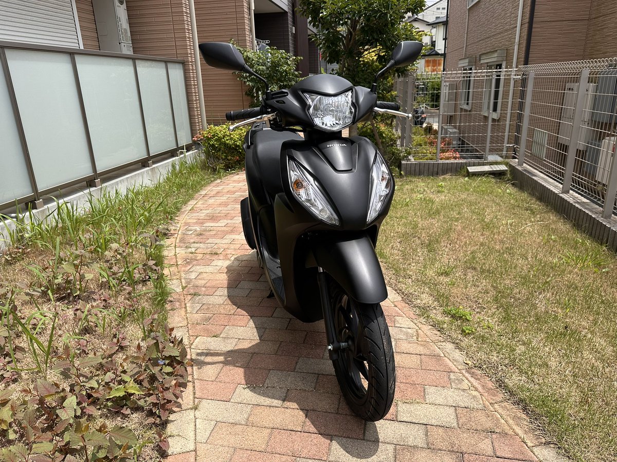 piyopiyotan0620's tweet photo. ついに納車⸜(*ˊᗜˋ*)⸝🎊
新基準原付 HONDA Dio 110 Lite🛵💨
いつもお世話になってるホンダ ビークルハウス戸塚店で新車と一緒にお店の方を📸パシャリ✨
とても親切なお店です❣️
店頭に並ぶ今まで乗ってた DUNK‼️
綺麗に乗ってたなぁ〜😊
#dio110lite
#新基準原付
#ホンダビークルハウス戸塚店 https://t.co/OX6jghIRIf