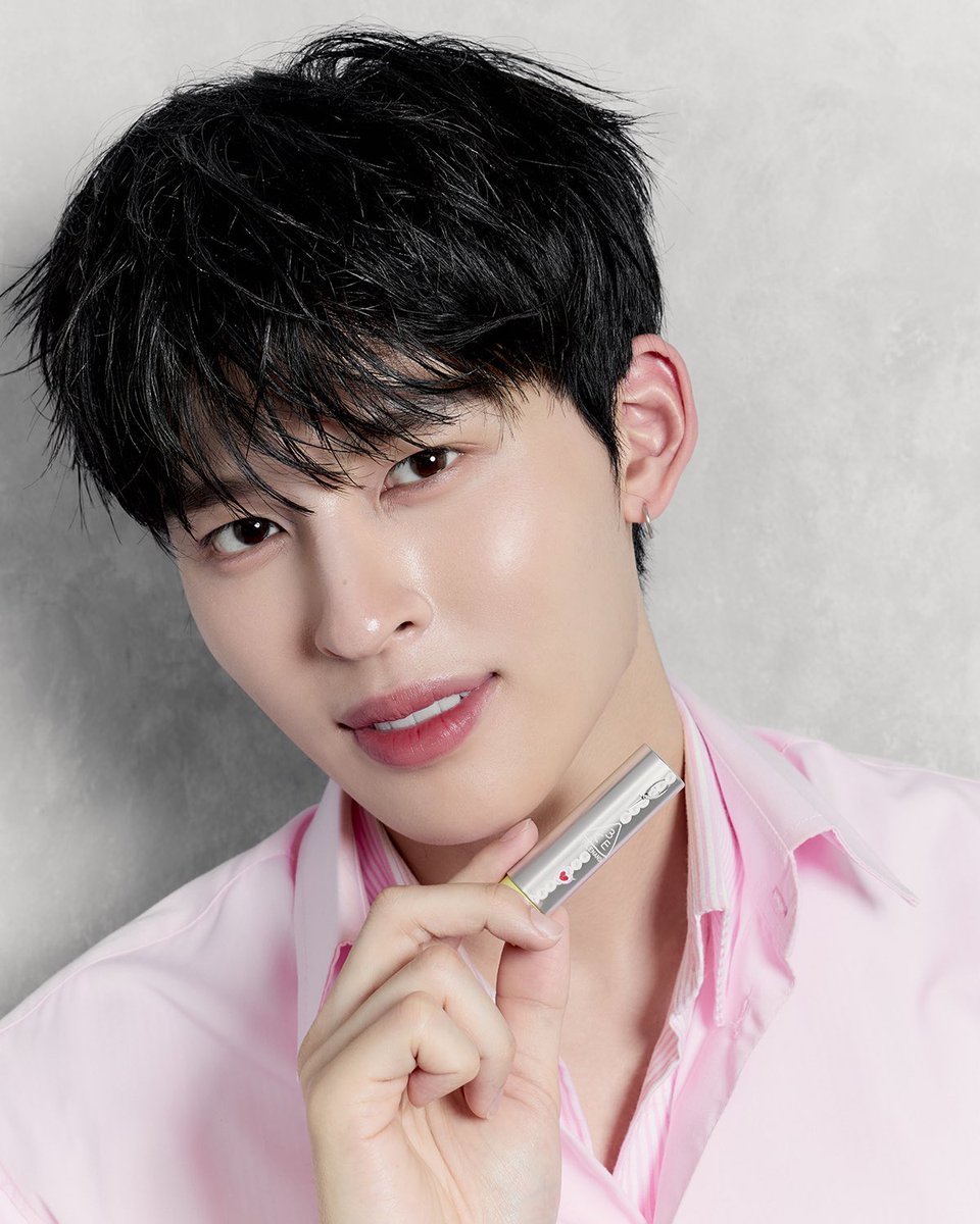 3ceth_official's tweet photo. ดาเมจเกินต้าน! เมื่อความหล่อปังของปอนด์ @ppnaravit โคจรมาเจอกับความคิวท์คูณสิบของคอลใหม่ล่าสุด 3CE x Mikshimai ✨ บอกเลยว่าลุคนี้คือที่สุด ใจสั่นไปหมดแล้ววว ใครโดนตกบ้างขอเสียงหน่อย! 🙋‍♀️🧡

💎 POND 3CE x Mikshimai 💗
#PONDx3CE 
#3CExMikshimai
#3CETH #ppnaravit https://t.co/aSQ4HcTF2o