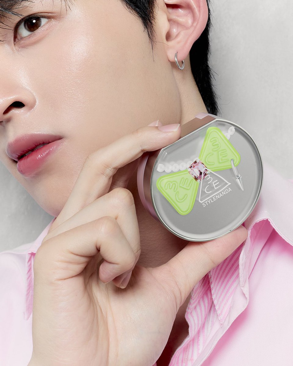 3ceth_official's tweet photo. ดาเมจเกินต้าน! เมื่อความหล่อปังของปอนด์ @ppnaravit โคจรมาเจอกับความคิวท์คูณสิบของคอลใหม่ล่าสุด 3CE x Mikshimai ✨ บอกเลยว่าลุคนี้คือที่สุด ใจสั่นไปหมดแล้ววว ใครโดนตกบ้างขอเสียงหน่อย! 🙋‍♀️🧡

💎 POND 3CE x Mikshimai 💗
#PONDx3CE 
#3CExMikshimai
#3CETH #ppnaravit https://t.co/aSQ4HcTF2o