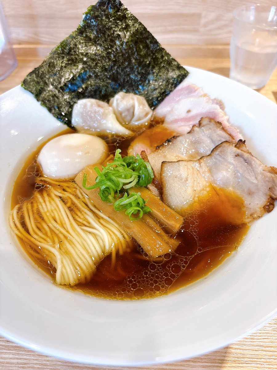Rin151e's tweet photo. 本日のランチは
Ramen  鵠さま🍜

しっかり目のお醤油味！✨
キレイなお店だったけど
厨房見たい派なので
ちょっと残念でした笑
　
朝から
アルゼンチンとカーボベルデ戦見て
すんごいいい試合で大興奮😳
昨日のポルトガルとクロアチア戦も
大興奮で
W杯おもしろ！ってひとりごつです⚽️ https://t.co/8z19lmpYh0