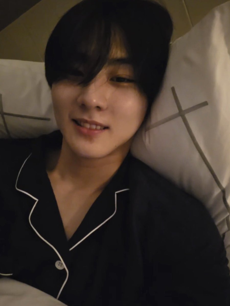 fleurseptber's tweet photo. หลับไปรึยังนะ กลัวว่าพี่จะนอนแล้ว เลยกะว่าจะไม่ทักแล้ว แต่เหงาอะ ㅠㅠ (🤟🏻) https://t.co/Is9eGwJA62