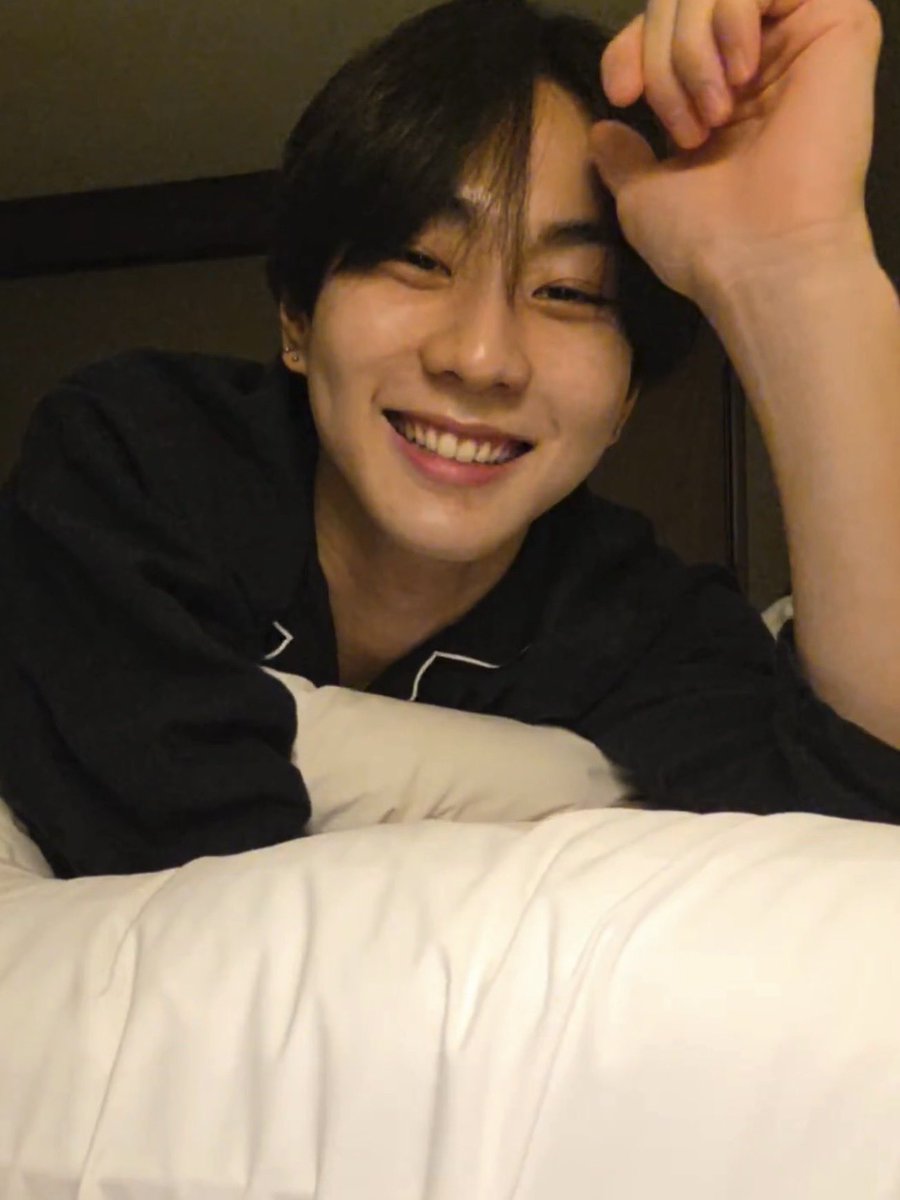 fleurseptber's tweet photo. หลับไปรึยังนะ กลัวว่าพี่จะนอนแล้ว เลยกะว่าจะไม่ทักแล้ว แต่เหงาอะ ㅠㅠ (🤟🏻) https://t.co/Is9eGwJA62