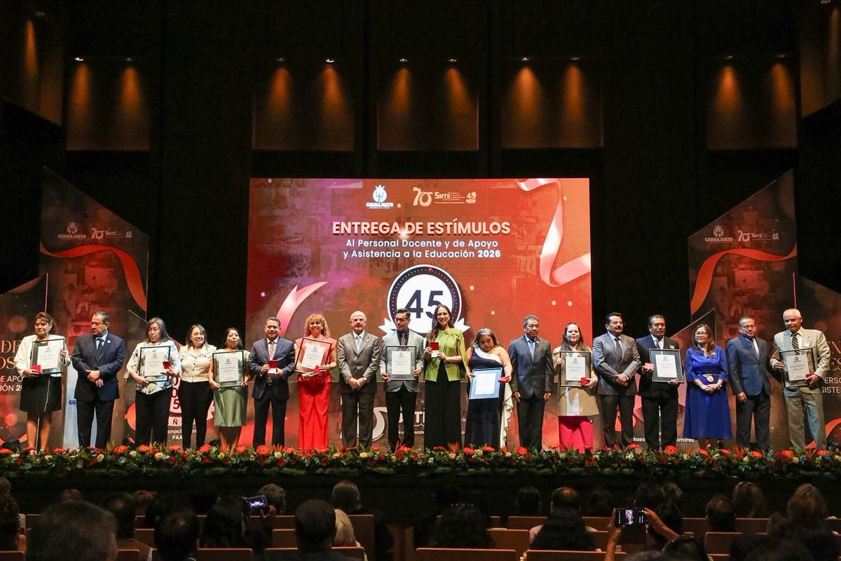 vozdelasocieda1's tweet photo. #LibiaDennise entrega reconocimientos a maestros y celebra premio mundial de escuela de #Guanajuato
● Reconoció la Sección 45 del #SNTE por su trabajo, solidaridad, y compromiso con la educación de Guanajuato
@MikeMendiolaS @ErikaSolorio02
https://t.co/phMJMPga1g https://t.co/Da2sXO4pGQ