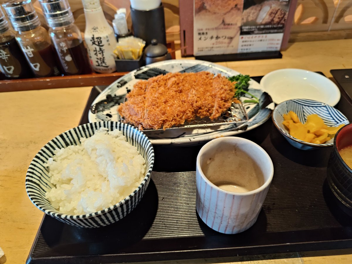 Maggot7274's tweet photo. 揚げ物塩で食うやつってなんか気取ってて、塩で食うのが通で偉いみたいに思ってそう

塩で食うのが通で偉いので俺は塩で食います
塩かけたトンカツUMEEEEEEEE！ https://t.co/FvTVGy1biP
