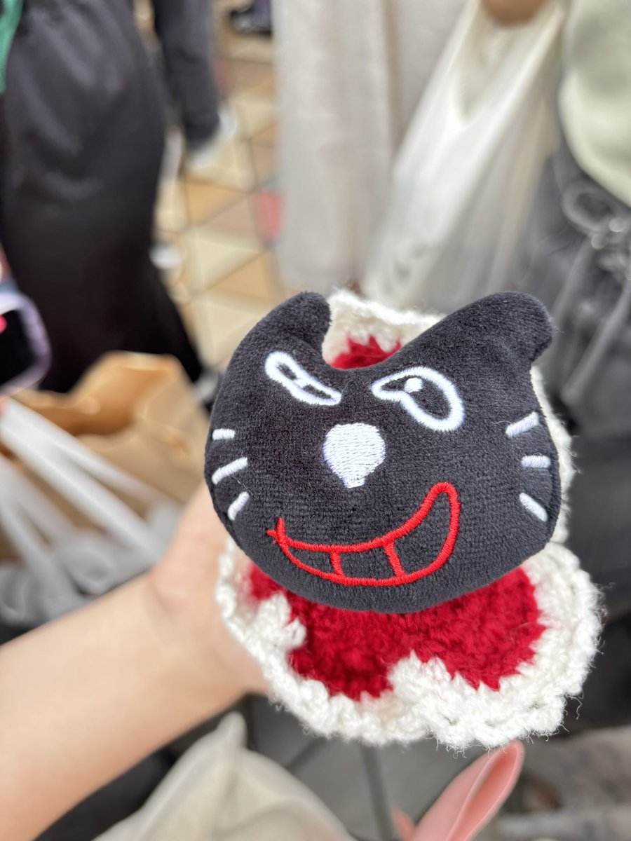 tktn_118's tweet photo. フォトスポット付近で赤いシュシュ着いたキヨ猫のぬいぐるみ落とした方いませんか！
拡散希望です！

#TOP4
#TOP4INTOKYODOME2 https://t.co/T2qfe3XnDU