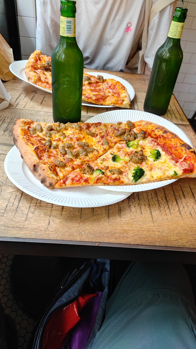 o_ovipper's tweet photo. ピザを食っております、大変に美味い https://t.co/cyssAtMIrq