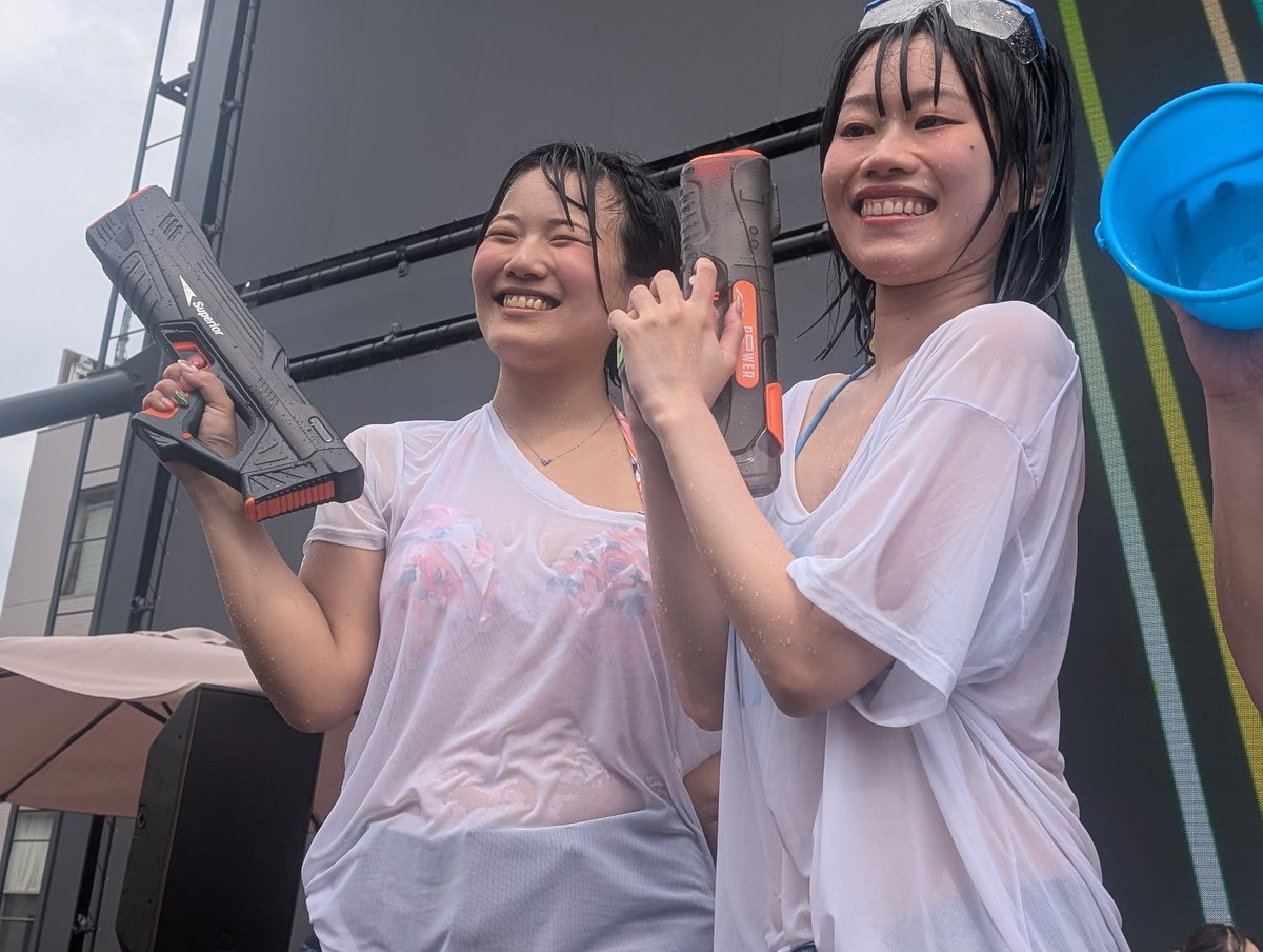 subaru7720001's tweet photo. 新橋でのイベント終わりました。
善ちゃんが正確に水をかけたので
びしょ濡れです。
ライブに水かけイベントも
楽しかった。
関係者皆様ありがとうございます。
#天空のシラバス
#WaterSplash
#善ちゃんの正確な水かけ https://t.co/fIES8yAnmU