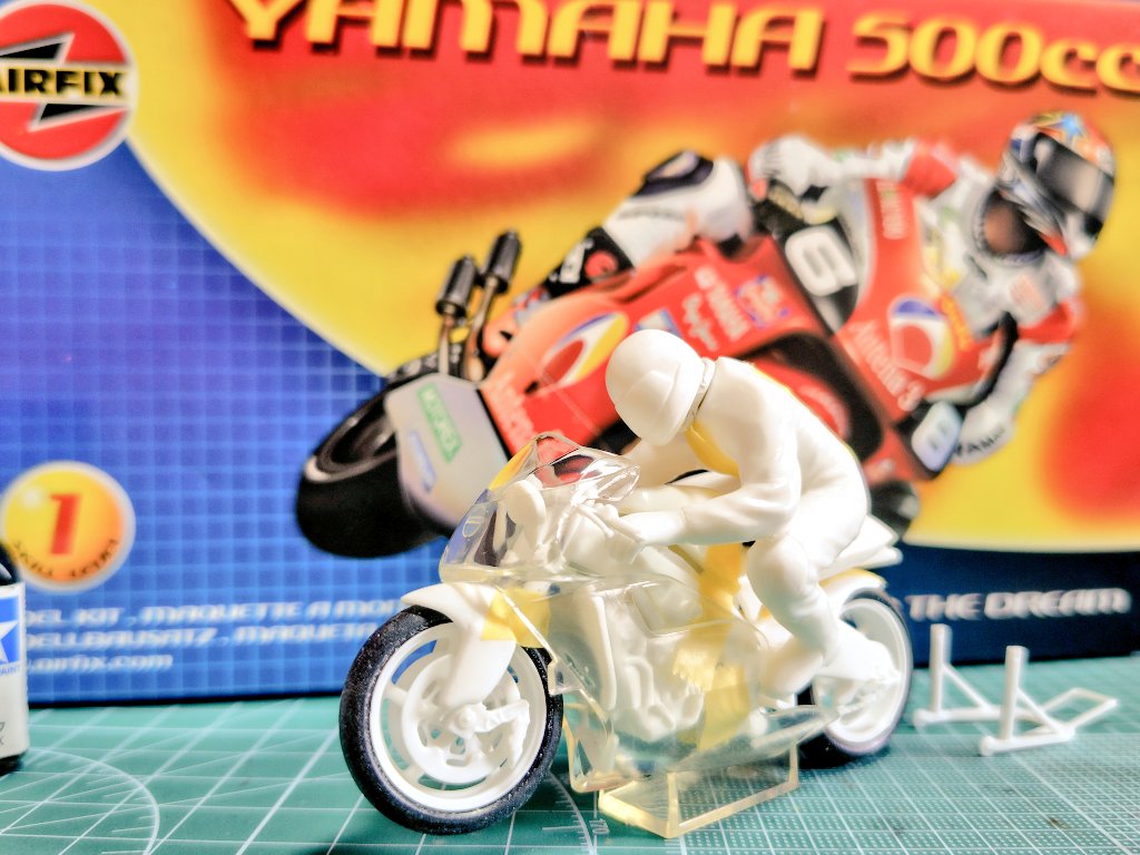 buritarou's tweet photo. #小椋藍 選手の日本人22年ぶりの優勝に触発されて？、AIRFIX 1/24 YAMAHA 500cc（YZR500）を始めました
英国のキットですが、付属のライダーはノリックこと阿部典史 選手😍
ノリックさんのデカールも1/24フィギュアとは思えない量で気合いが凄いです。自分に出来るかな…
#プラモデルライフ https://t.co/wWh9QdRqxl