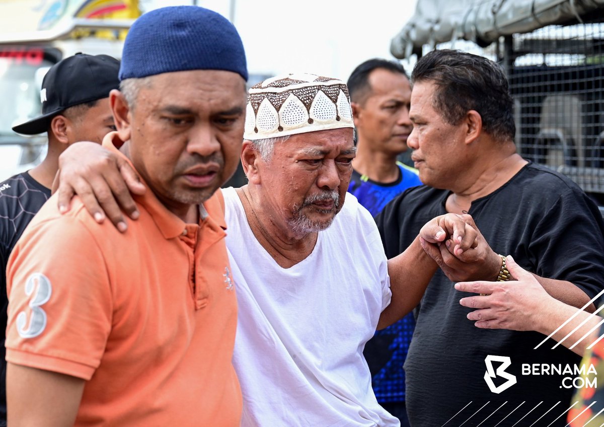 bernamadotcom's tweet photo. #Dungun #Terengganu Seorang wanita mengalami masalah mental dikhuatiri lemas selepas dipercayai terjatuh dari jambatan Sungai Paka di Jalan Jabor-Paka berhampiran Bandar Al Muktafi Billah Shah hari ini.

Ketua Polis Daerah Dungun Supt Nik Ab Halim Nik Mat berkata Nor Haslini Din, 47, terjatuh dari jambatan kira-kira 100 meter dari rumahnya pada 10.30 pagi.

"Bapa mangsa, Din Zakaria, 77, yang melihat kejadian itu tidak sempat menyelamatkan anak perempuannya yang dihanyutkan arus deras,” katanya ketika dihubungi hari ini.

📸fotoBERNAMA

Berita penuh di https://t.co/gR34CskrVx

#BernamaNews