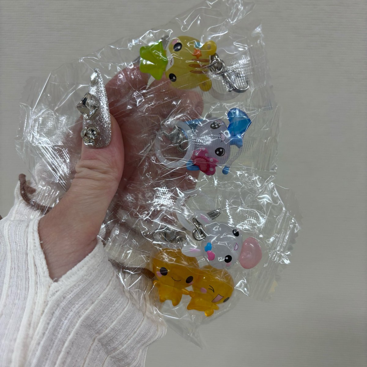 ux_end's tweet photo. 平成ファンシーキャラクターズ　めじるしアクセサリー 交換　

譲 : フワフワらびちゃんA D
       なっとうちゃん
       まじかるみゅーちゃんA
求 : フワフワらびちゃんB C

纏めての方優先、まじかるみゅーちゃん出し惜しみのため条件厳しめ https://t.co/2bk89kiRsT