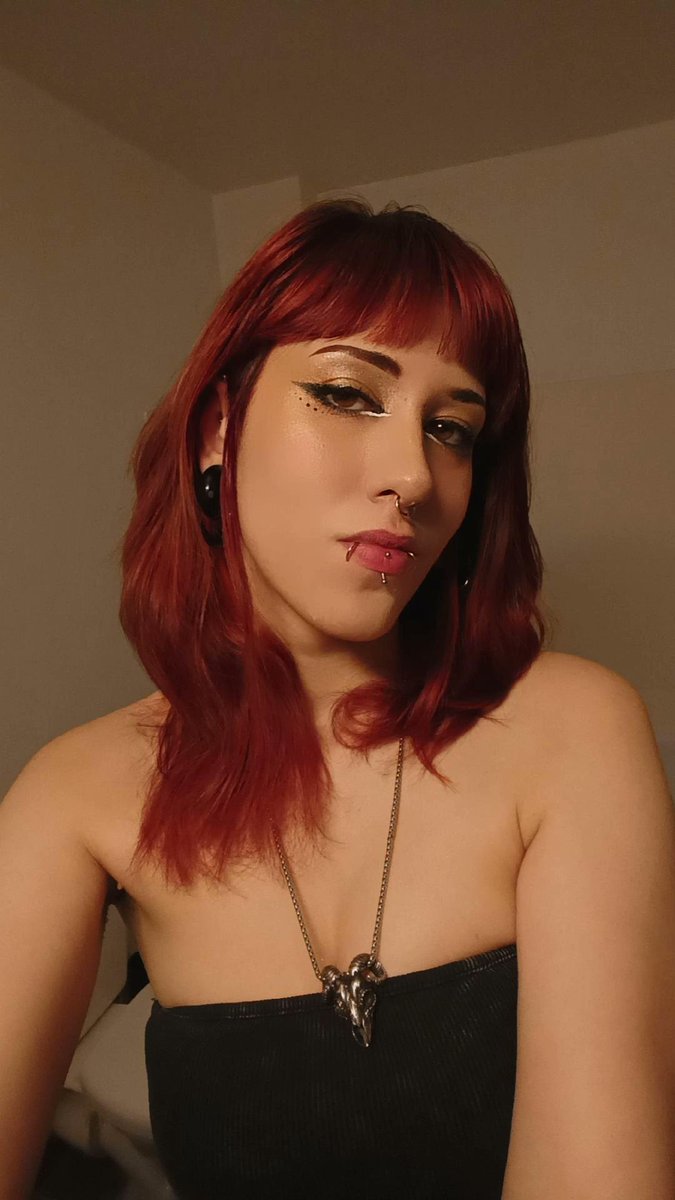 QueenFoxyberry's tweet photo. Besoin d'un soumis bien obéissant...👅#buyingcontent
#findom
#moneyslavefr
#moneyslaves
#moneyslavefrancais
#moneyslavesoumis
#larbin
#soumis
#moneymiss
#paypig
#france   
#atm
#feetcontents
#raque
#domination
#feetfetısh
#soles
#chastityslave
#chastity
#betaboy
#alphafemale https://t.co/LuuYInATow