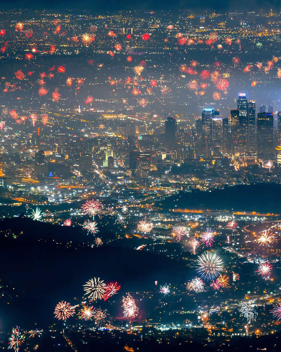 SeascapeNature's tweet photo. Fireworks in Los Angeles, California 🇺🇸 https://t.co/BFNCu8SmbE