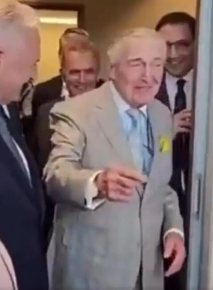 gundemedairhs's tweet photo. Ahmet Hakan:

Deniz Göktaş’ın yaptığı din şakasına sonsuz destek veren DEM’liler, daha dün Kürt kadını fıkrası anlatan 90 küsur yaşındaki iş insanını bir kaşık suda boğmaya kalkışıyorlardı.

Ne yani?

Bizde sadece din / iman / Kuran / Allah mı dokunulmaz?

Atatürk de dokunulmaz. Alevilik de dokunulmaz. Etnik kimlikler de dokunulmaz.

Bizdeki esas sorun şurada:

- Başkasının dokunulmazına dokunulduğunda: Sınırsız mizah nutukları atıyoruz.

- Kendi dokunulmazımıza dokunulduğunda: Böyle mizah olmaz tavrı koyuyoruz.

Sonuç olarak...

Bizim toplumumuzda “sınırsız mizah özgürlüğü” masaldır ama “sınırsız ikiyüzlülük” buz gibi gerçektir.