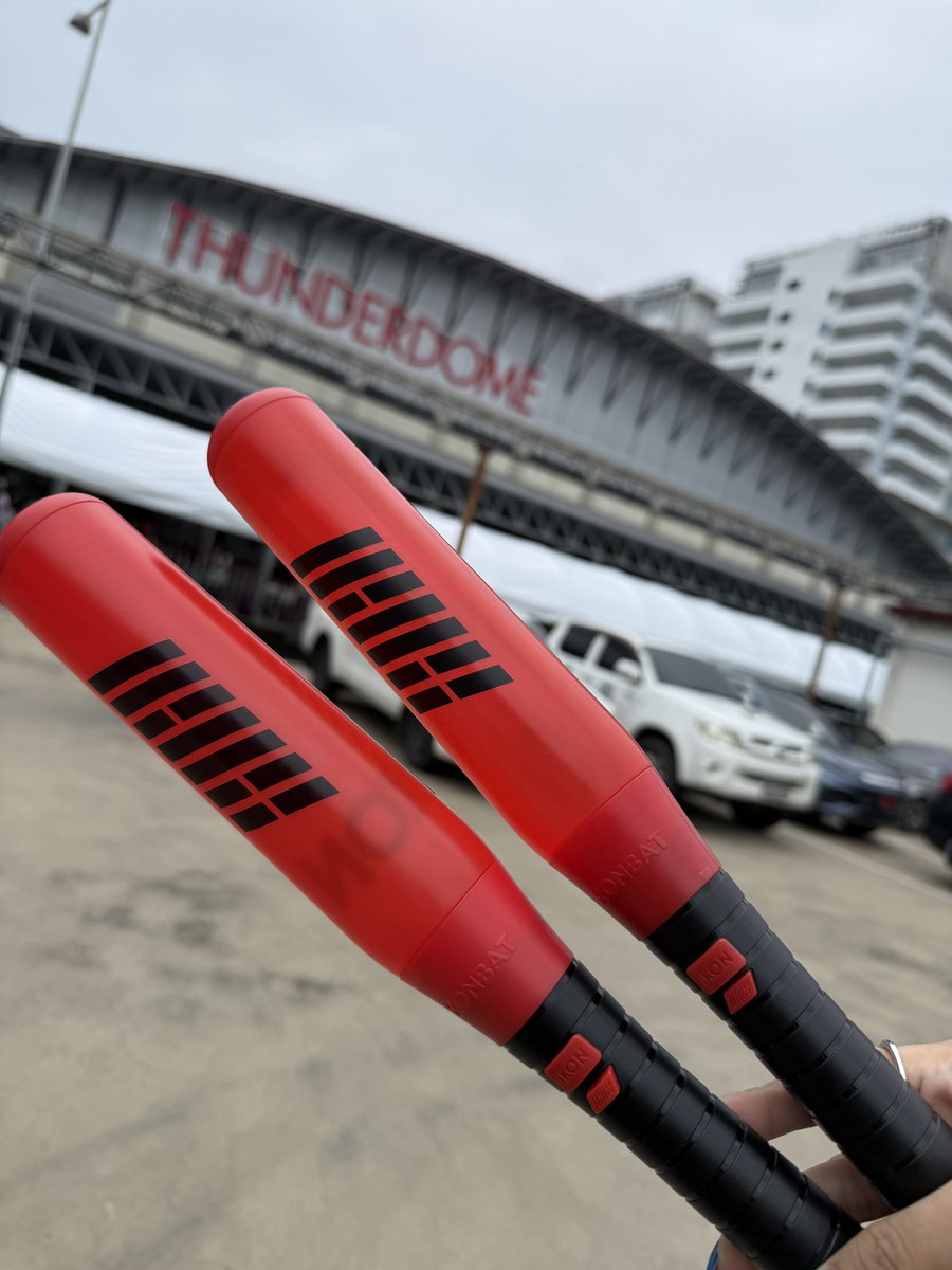 g25boy's tweet photo. ปล่อยเช่าคอนแบท ver.1/2 🔥 มีถ่านให้พร้อมใช้ค่า

❤️ 200.- / มัดจำ 300.-

ขอคนที่สะดวกมารับหน้าคอนได้ตอนนี้นะคะ

#iKON_FOUREVER_TOUR_BKK https://t.co/z3eyDcExNR
